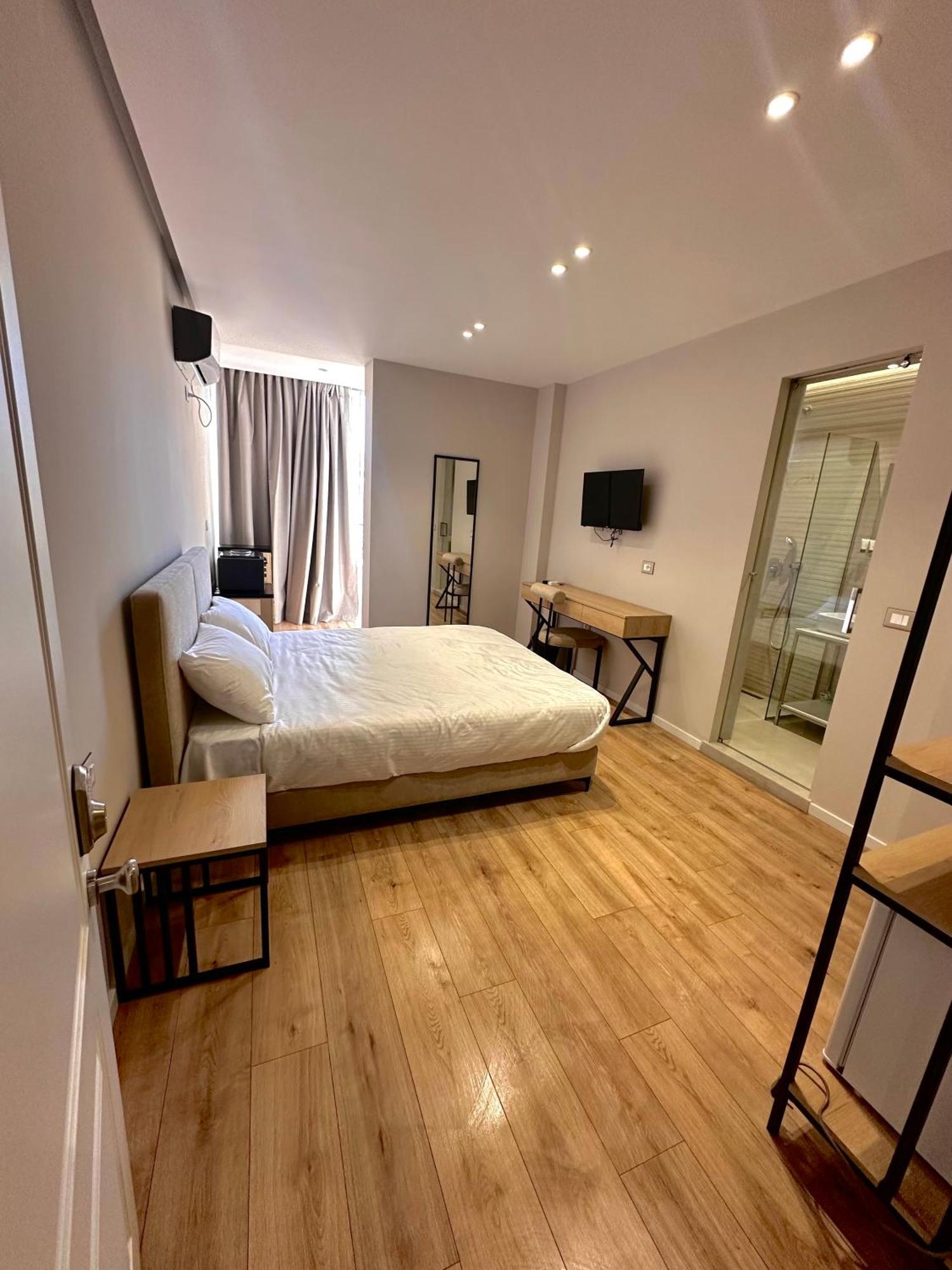 Amazon 8 Guesthouse تيرانا المظهر الخارجي الصورة